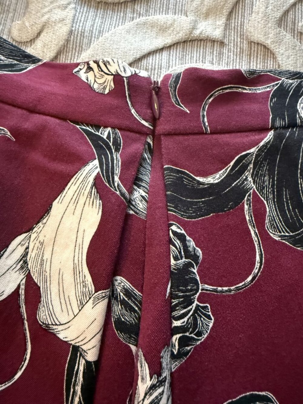 Banana Republic Burgundy Floral Pleated Skirt Lined 6 Petite Black White Tulip - Picture 7 of 7